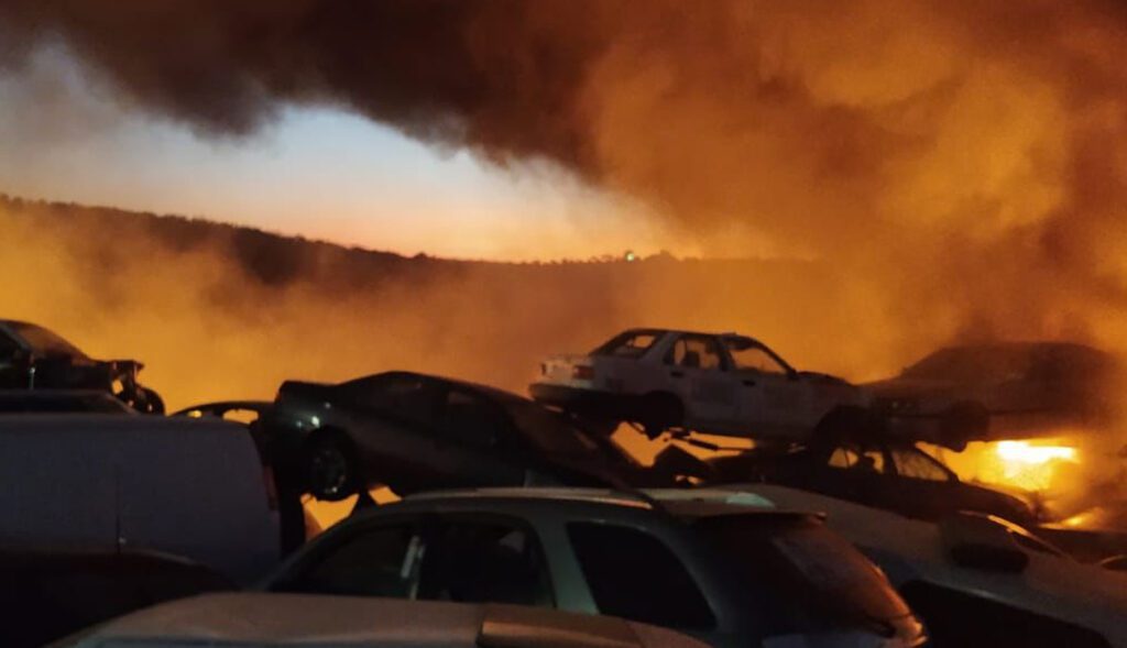 FUERTE INCENDIO CONSUME DECENAS DE AUTOS EN YONKE MUNICIPAL