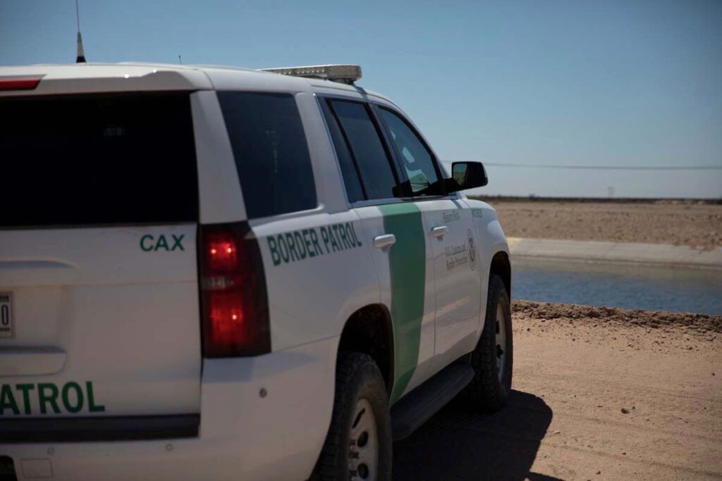 RESCATAN A MIGRANTE A PUNTO DE AHOGARSE EN CANAL