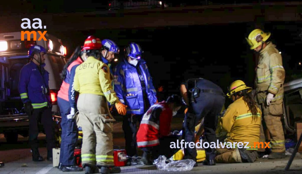 VUELCA JOVEN AUTOMOVILISTA Y LO HOSPITALIZAN VUELCA JOVEN AUTOMOVILISTA Y LO HOSPITALIZAN