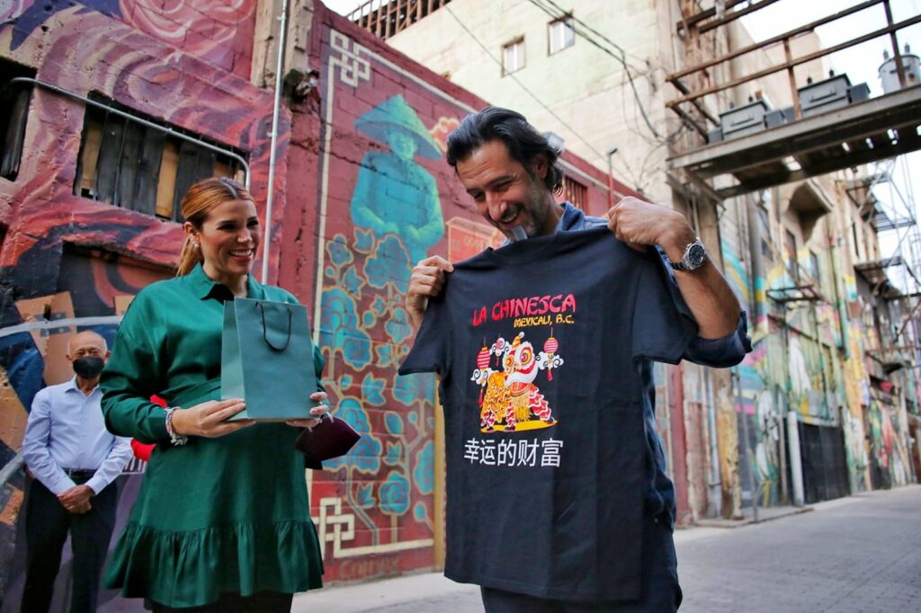 RECORREN MARINA DEL PILAR Y JOSé MARíA YAZPIK RENOVADA 'CHINESCA'