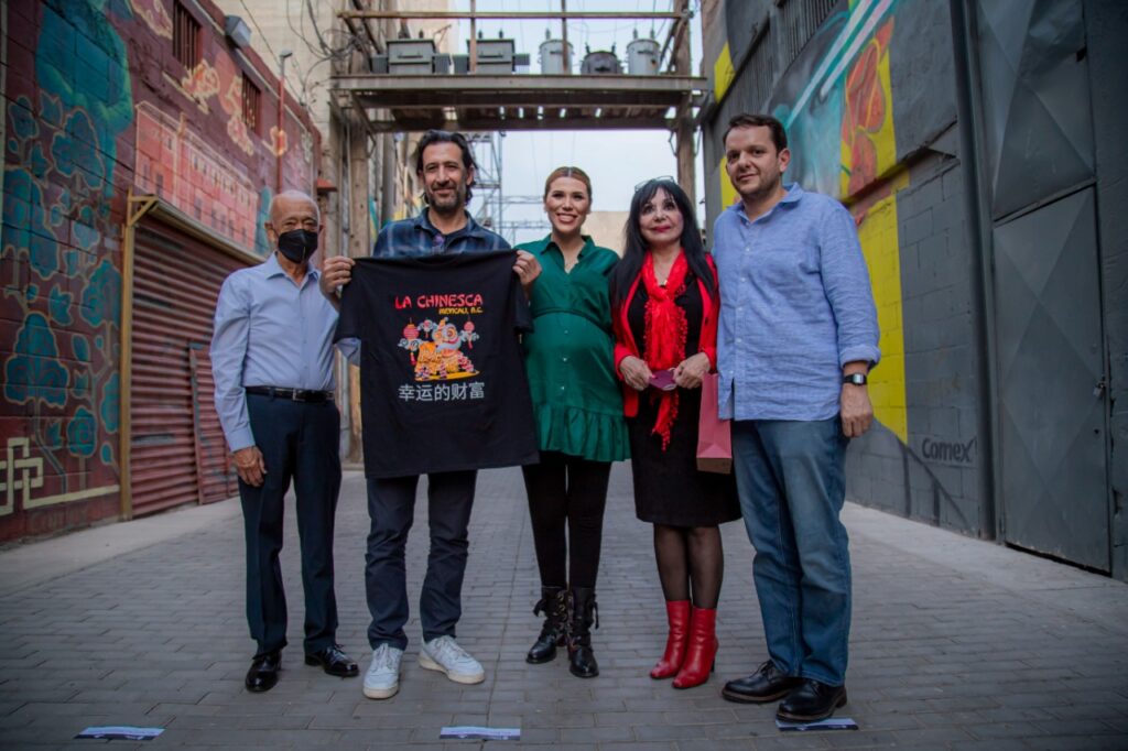 RECORREN MARINA DEL PILAR Y JOSé MARíA YAZPIK RENOVADA 'CHINESCA'