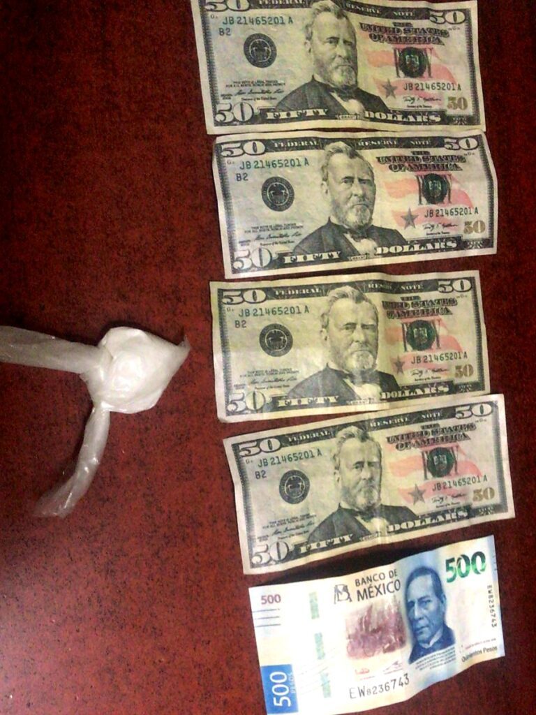 ATRAPAN A PAR DE PRESUNTOS LADRONES CON BILLETES FALSOS