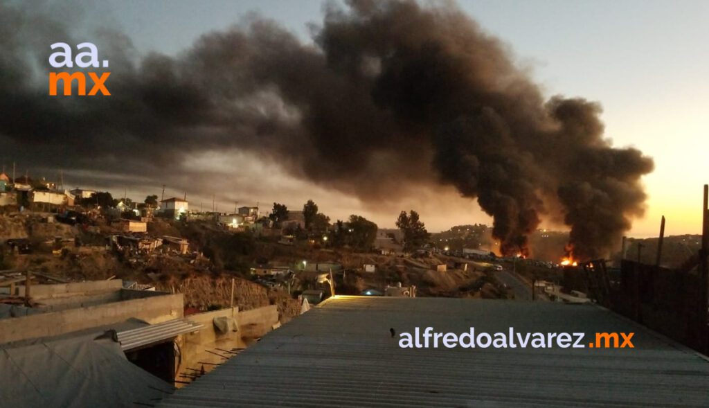 FUERTE INCENDIO CONSUME DECENAS DE AUTOS EN YONKE MUNICIPAL