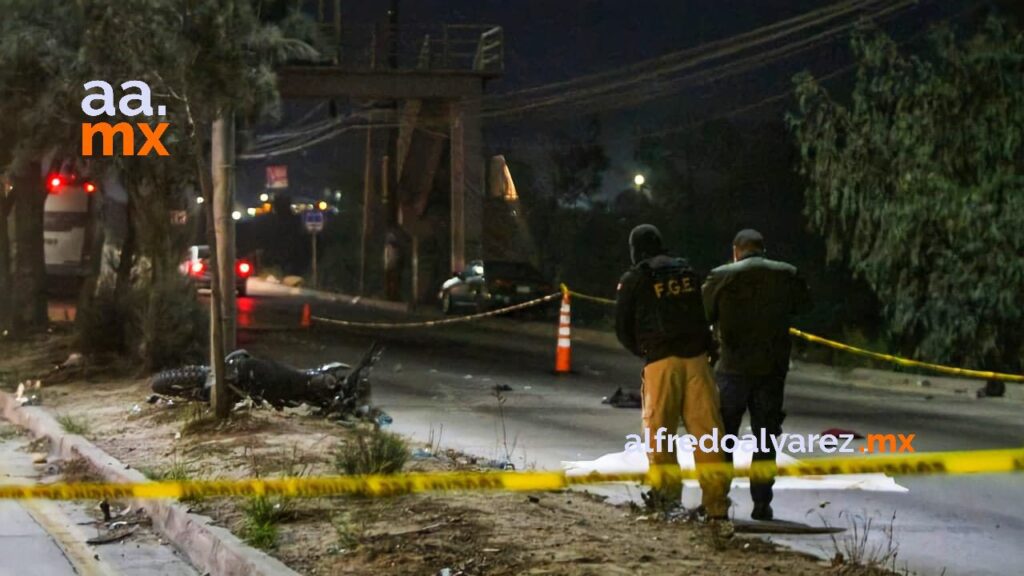 MOTOCICLISTA SALE PROYECTADO Y CAMIóN LO ATROPELLA