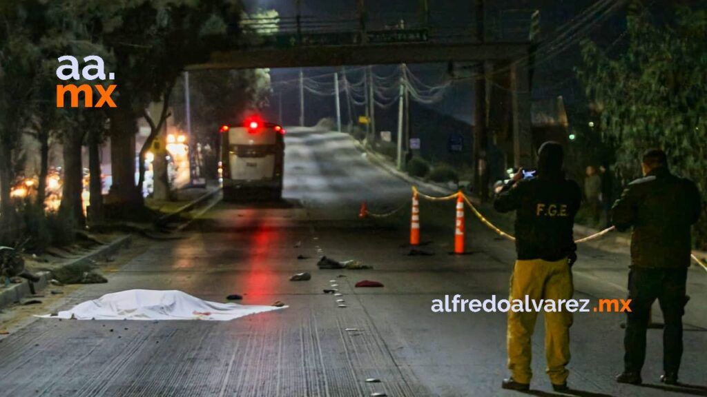 MOTOCICLISTA SALE PROYECTADO Y CAMIóN LO ATROPELLA