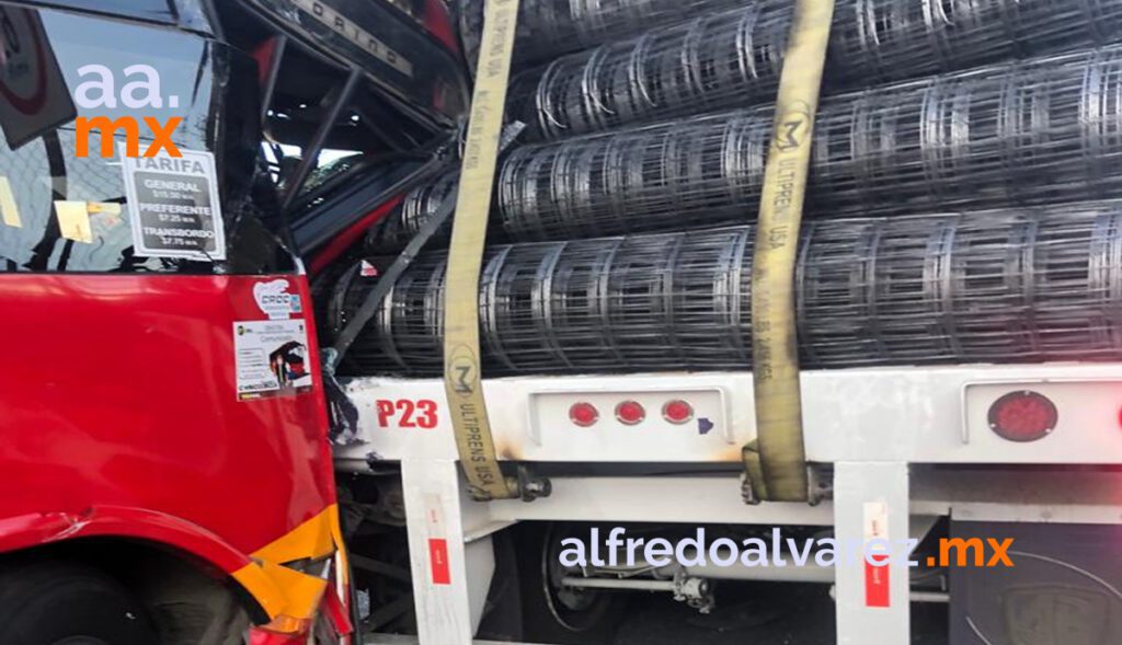 AUTOBúS CHOCA TRáILER Y DEJA CINCO HERIDOS