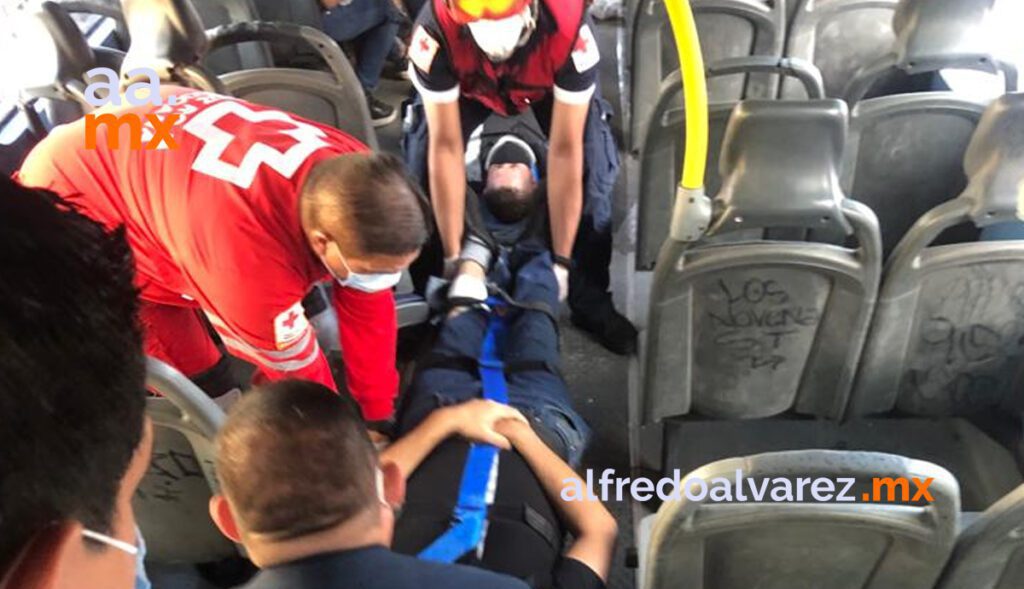 AUTOBúS CHOCA TRáILER Y DEJA CINCO HERIDOS