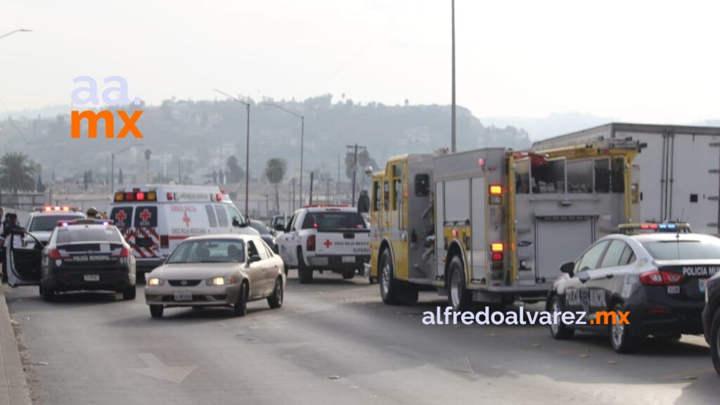 JOVEN MUJER MOVILIZA POLICíA Y PARAMéDICOS