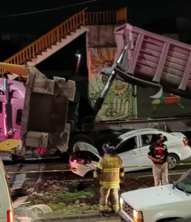 VIDEO: SE DESPLOMA PUENTE PEATONAL Y APLASTA A TRáILER