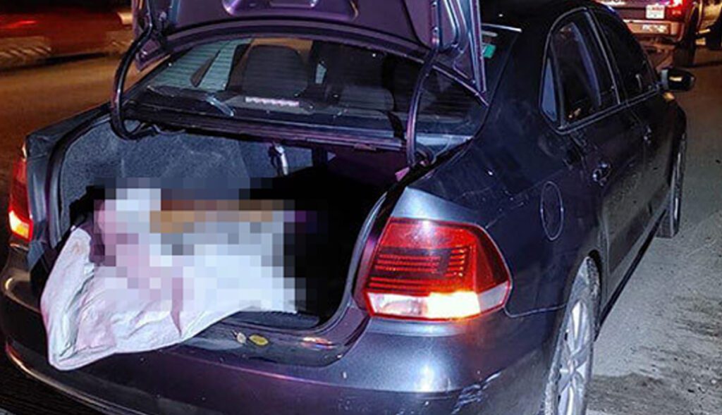 ASESINA A SU EXNOVIO Y PASEA CADáVER EN AUTO