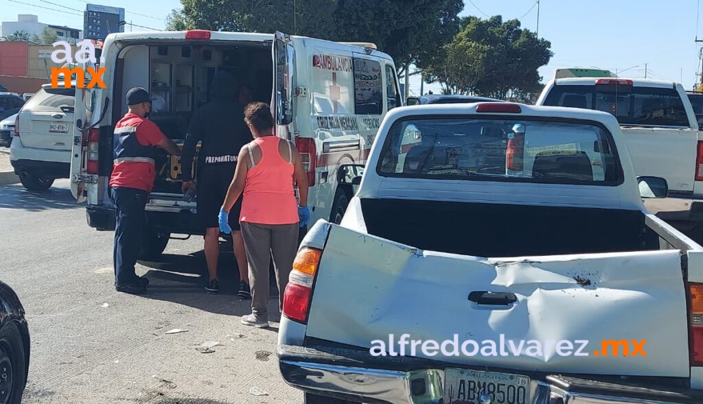 CHOQUE Y VOLCADURA DEJA A MUJER LESIONADA