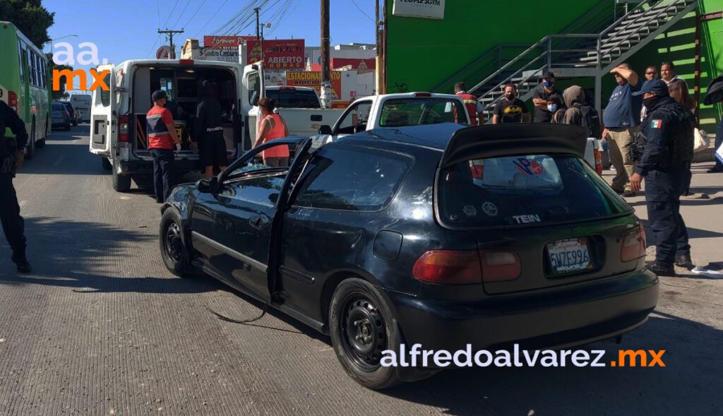 CHOQUE Y VOLCADURA DEJA A MUJER LESIONADA