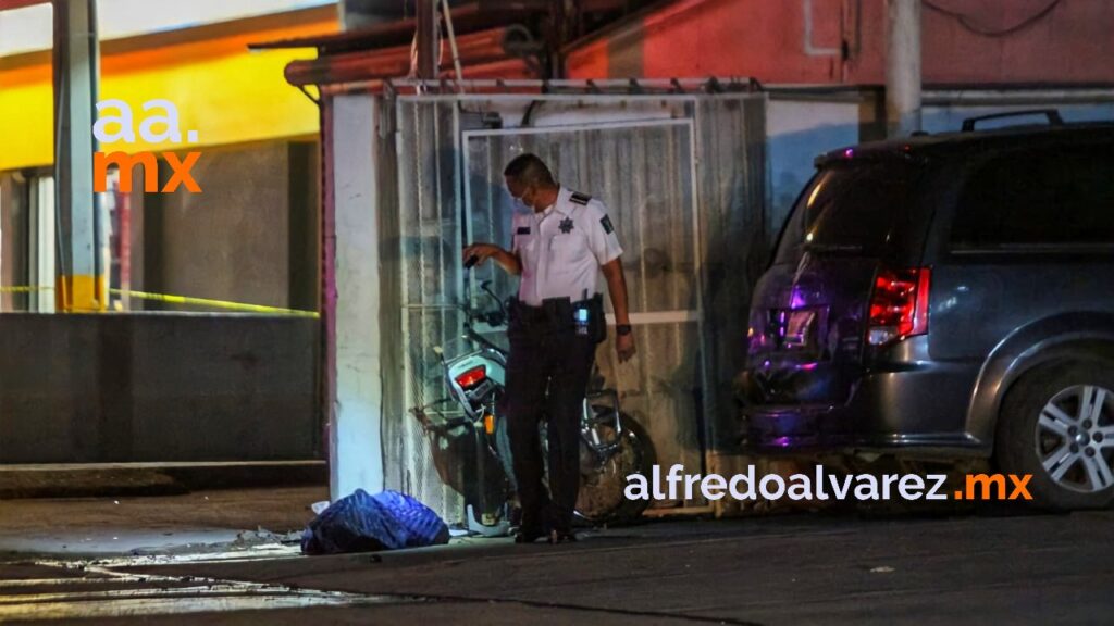 JOVEN MOTOCICLISTA DERRAPA, VUELCA Y MUERE