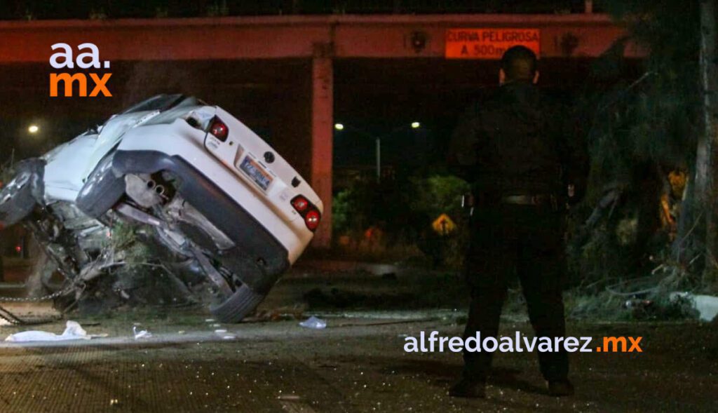 VUELCA JOVEN AUTOMOVILISTA Y LO HOSPITALIZAN VUELCA JOVEN AUTOMOVILISTA Y LO HOSPITALIZAN