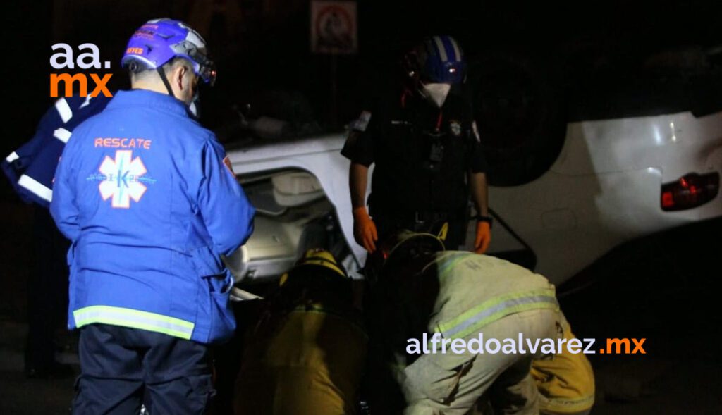VUELCA JOVEN AUTOMOVILISTA Y LO HOSPITALIZAN VUELCA JOVEN AUTOMOVILISTA Y LO HOSPITALIZAN