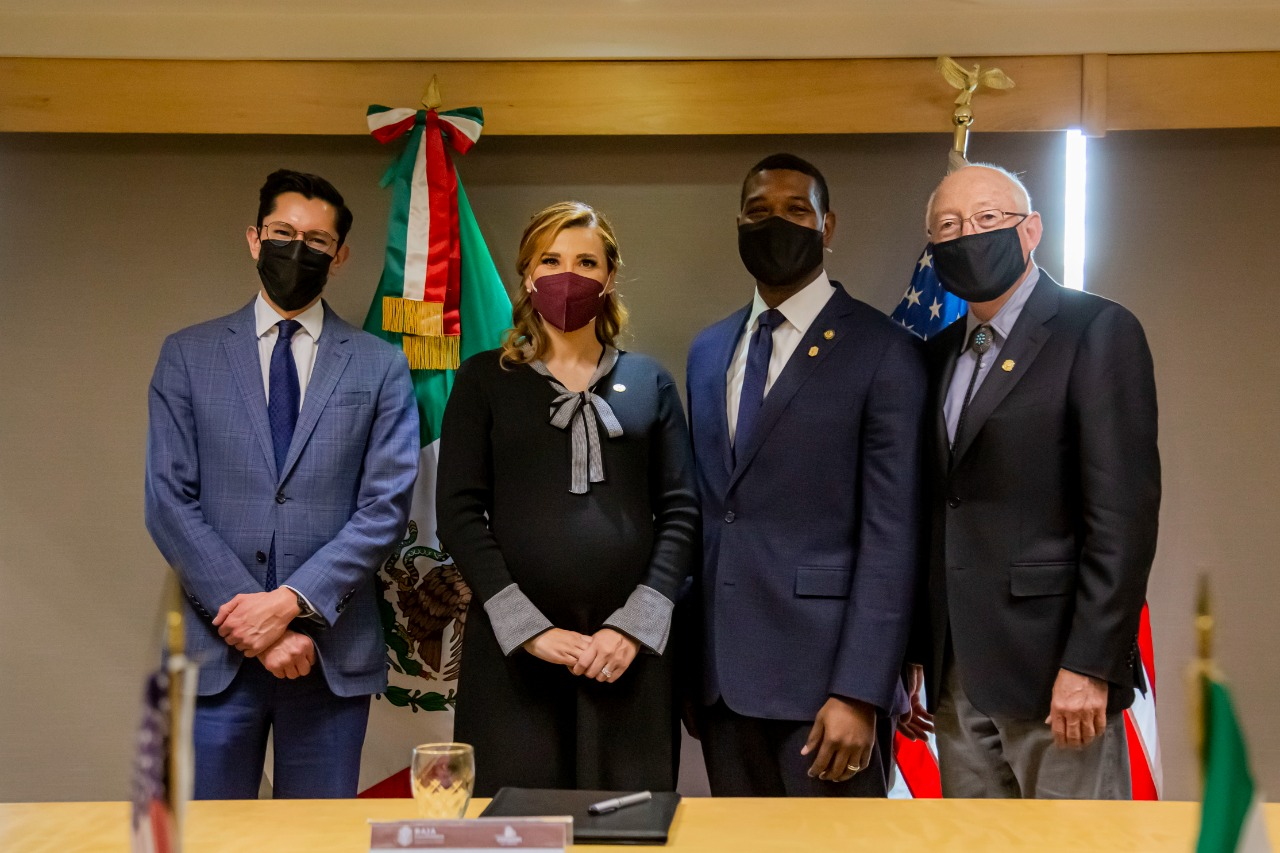 ESTRECHA MARINA DEL PILAR LAZOS INTERNACIONALES CON BC