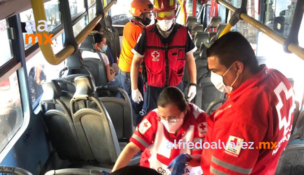 AUTOBúS CHOCA TRáILER Y DEJA CINCO HERIDOS