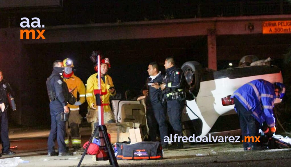 VUELCA JOVEN AUTOMOVILISTA Y LO HOSPITALIZAN VUELCA JOVEN AUTOMOVILISTA Y LO HOSPITALIZAN