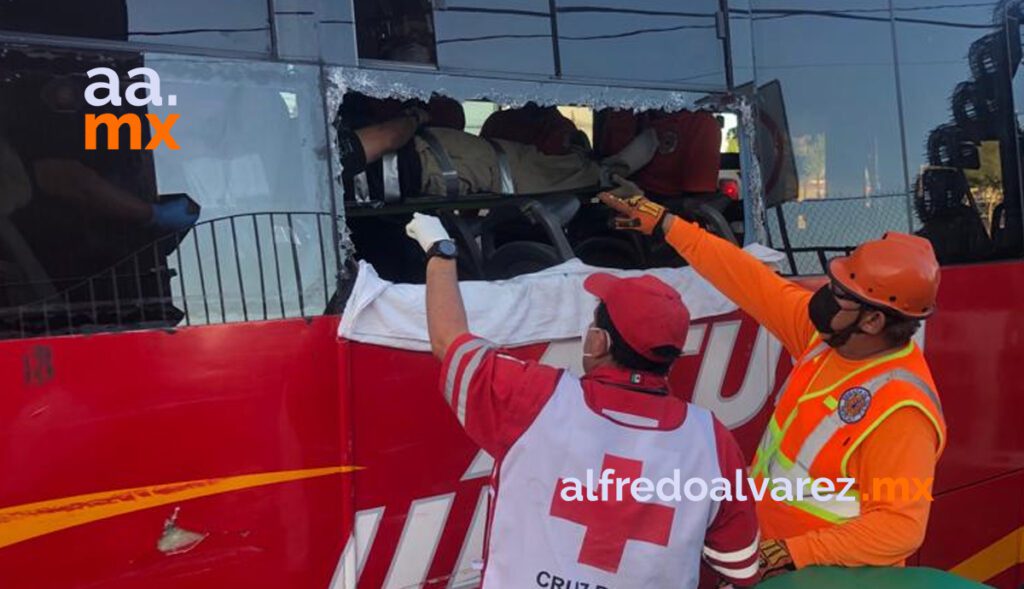 AUTOBúS CHOCA TRáILER Y DEJA CINCO HERIDOS