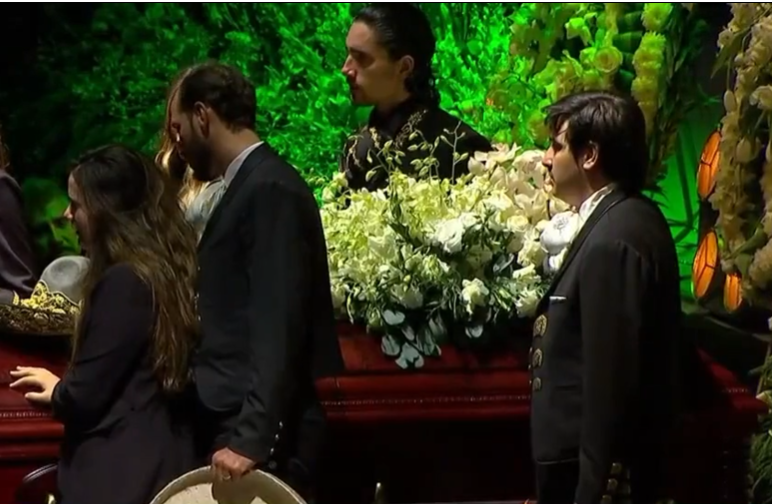 VIDEO: DESPIDEN A VICENTE FERNáNDEZ CON BALAZOS