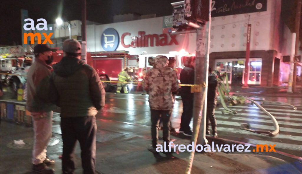 SE INCENDIA TECHO DE SUPERMERCADO; EVACúAN A MáS DE UNA DECENA SE INCENDIA TECHO DE SUPERMERCADO; EVACúAN A MáS DE UNA DECENA