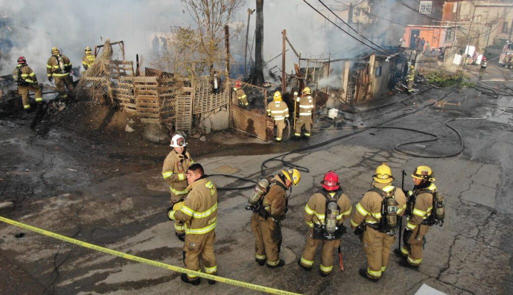 FUERTE INCENDIO CONSUME 7 VIVIENDAS