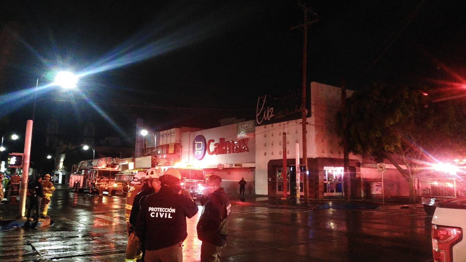 SE INCENDIA TECHO DE SUPERMERCADO; EVACúAN A MáS DE UNA DECENA SE INCENDIA TECHO DE SUPERMERCADO; EVACúAN A MáS DE UNA DECENA