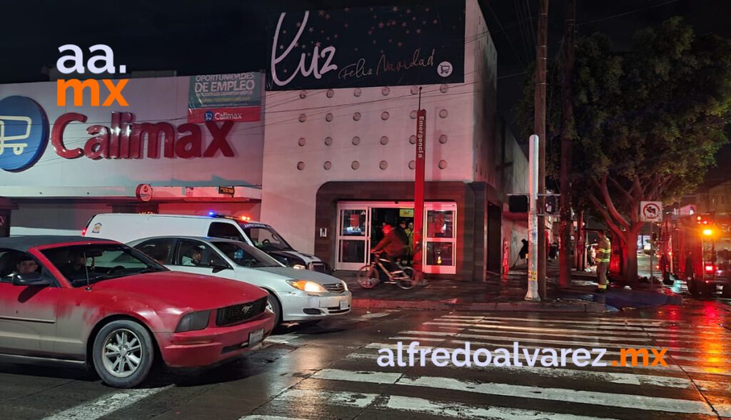 SE INCENDIA TECHO DE SUPERMERCADO; EVACúAN A MáS DE UNA DECENA SE INCENDIA TECHO DE SUPERMERCADO; EVACúAN A MáS DE UNA DECENA
