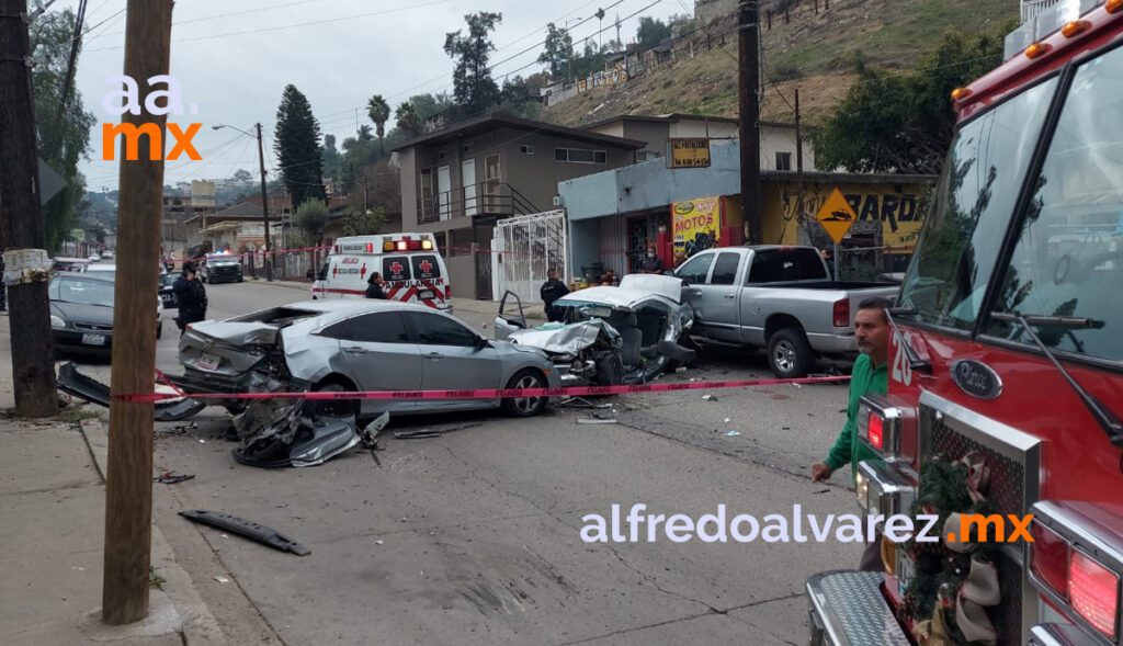 PRESUNTOS DELINCUENTES SE ESTRELLAN AL SER PERSEGUIDOS POR LA POLICíA