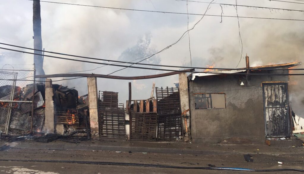 FUERTE INCENDIO CONSUME 7 VIVIENDAS