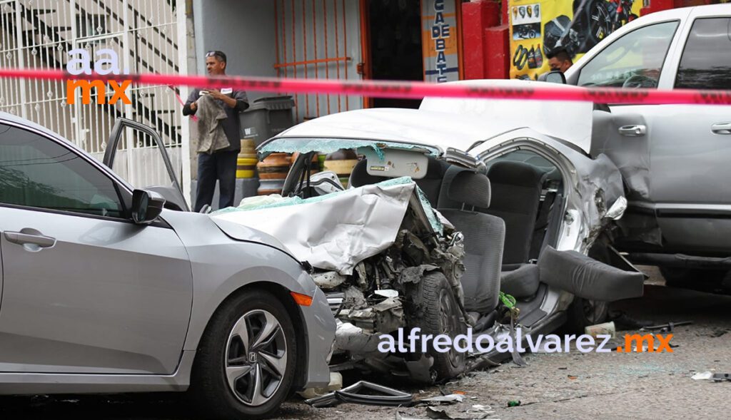 PRESUNTOS DELINCUENTES SE ESTRELLAN AL SER PERSEGUIDOS POR LA POLICíA