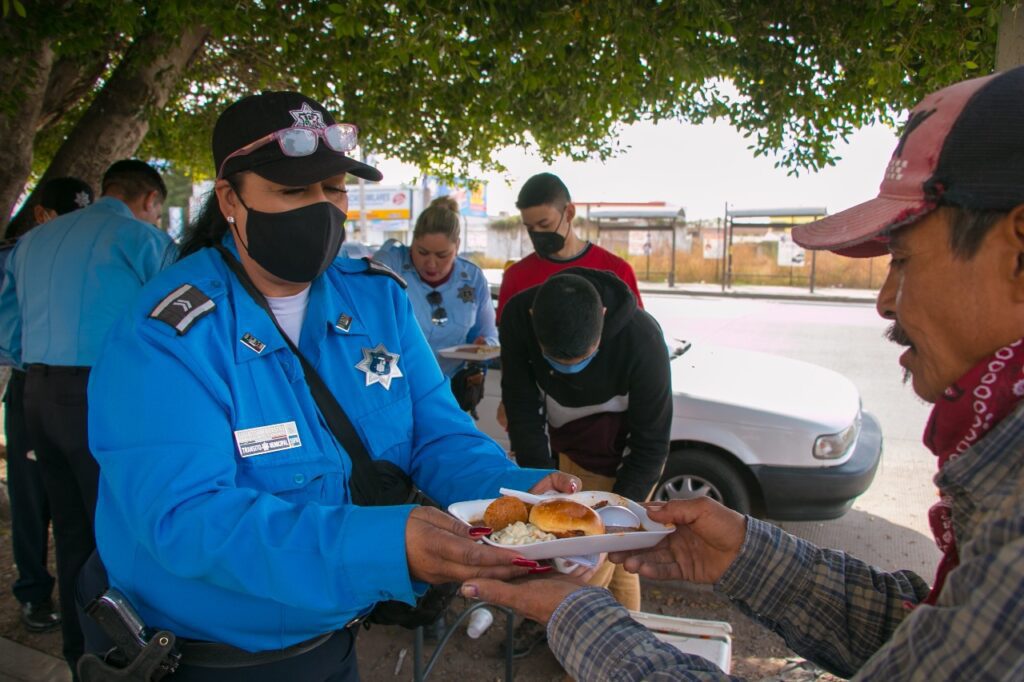 AGENTES DE TRáNSITO ATIENDEN A PERSONAS VULNERABLES