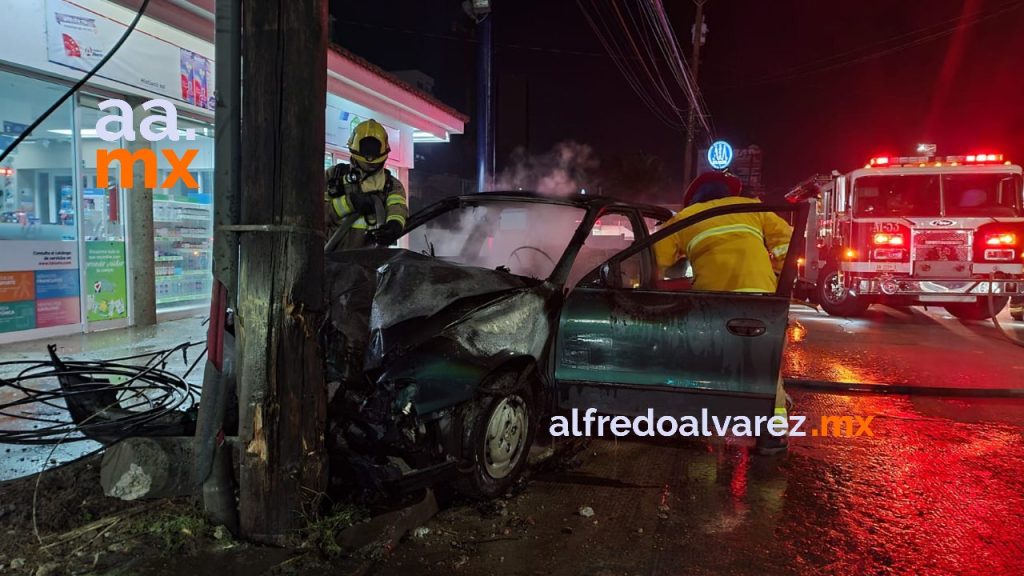 AUTO SE INCENDIA TRAS CHOQUE