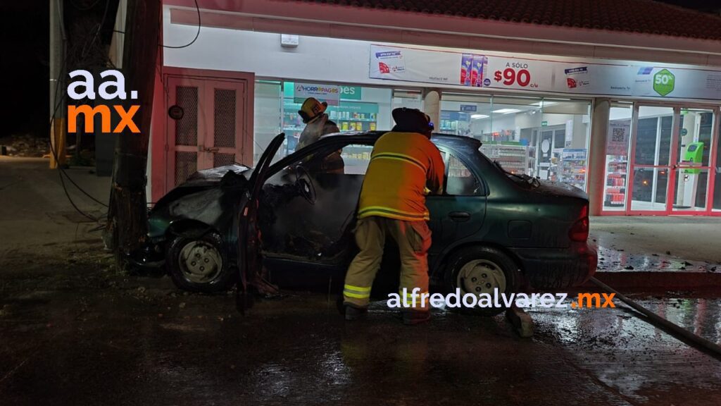 AUTO SE INCENDIA TRAS CHOQUE
