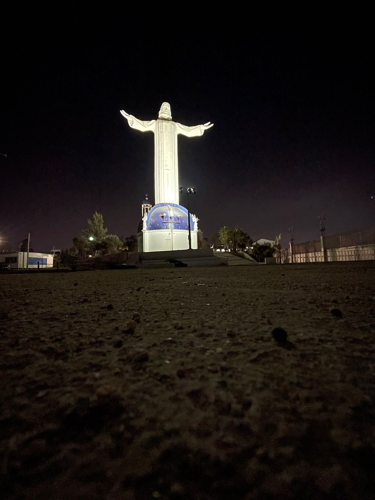 ILUMINAN EL 'CRISTO REY' DE LOS ÁLAMOS COMO SíMBOLO DE ESPERANZA