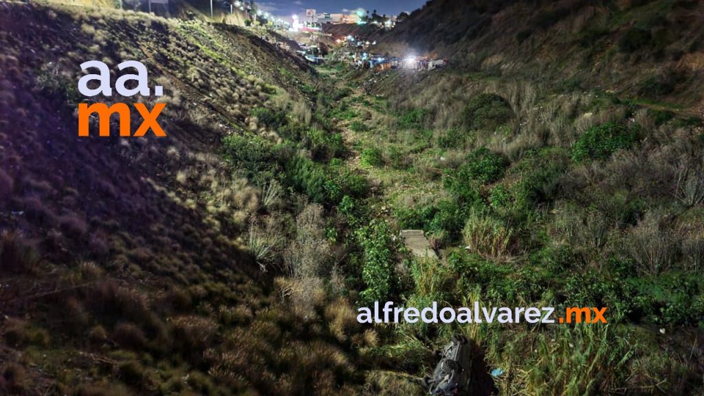 JOVEN CONDUCíA A EXCESO DE VELOCIDAD Y SE DESBARRANCA