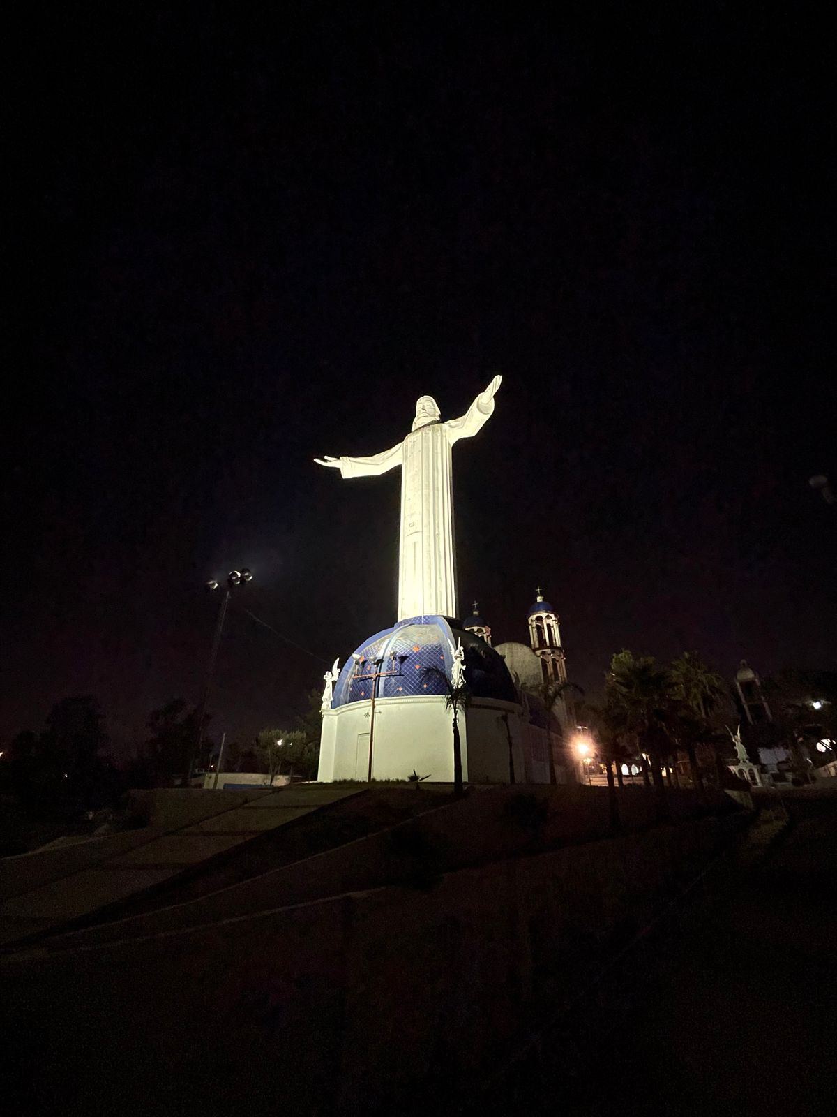 ILUMINAN EL 'CRISTO REY' DE LOS ÁLAMOS COMO SíMBOLO DE ESPERANZA
