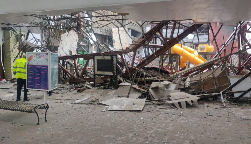 LLUVIAS DEJAN VíCTIMAS MORTALES; UNA TRAS DERRUMBE EN PLAZA COMERCIAL