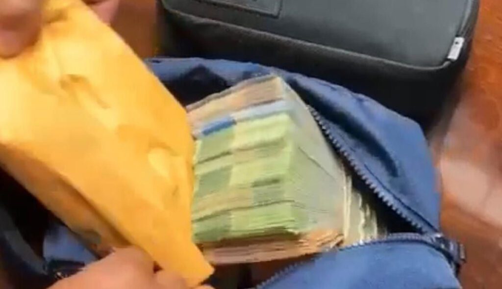 BALEAN A MUJER EN ASALTO AL SALIR DE BANCO