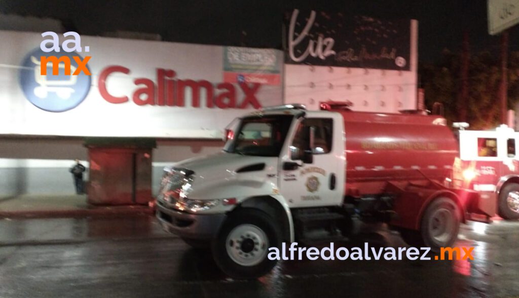 SE INCENDIA TECHO DE SUPERMERCADO; EVACúAN A MáS DE UNA DECENA SE INCENDIA TECHO DE SUPERMERCADO; EVACúAN A MáS DE UNA DECENA