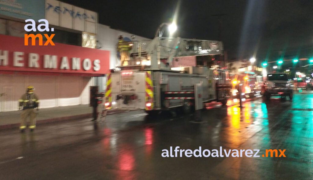 SE INCENDIA TECHO DE SUPERMERCADO; EVACúAN A MáS DE UNA DECENA SE INCENDIA TECHO DE SUPERMERCADO; EVACúAN A MáS DE UNA DECENA