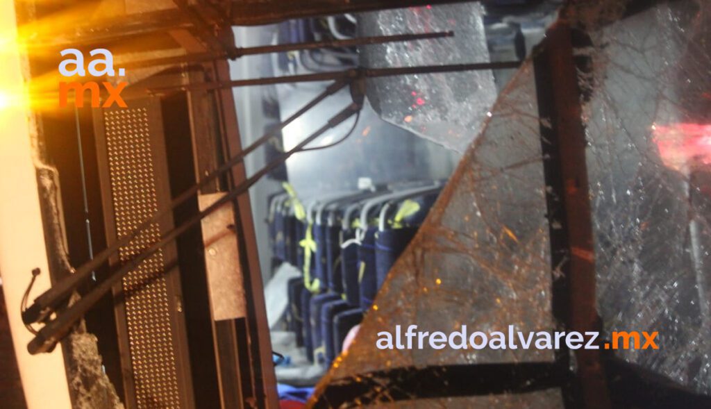 VOLCADURA DE CAMIóN DE PASAJEROS DEJA HERIDOS VOLCADURA DE CAMIóN DE PASAJEROS DEJA HERIDOS