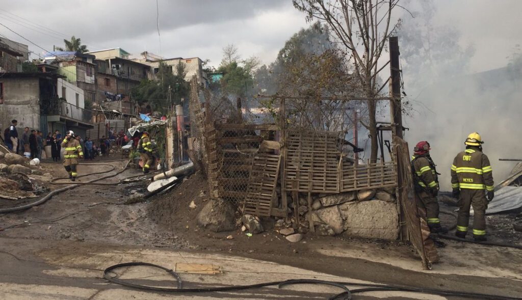 FUERTE INCENDIO CONSUME 7 VIVIENDAS