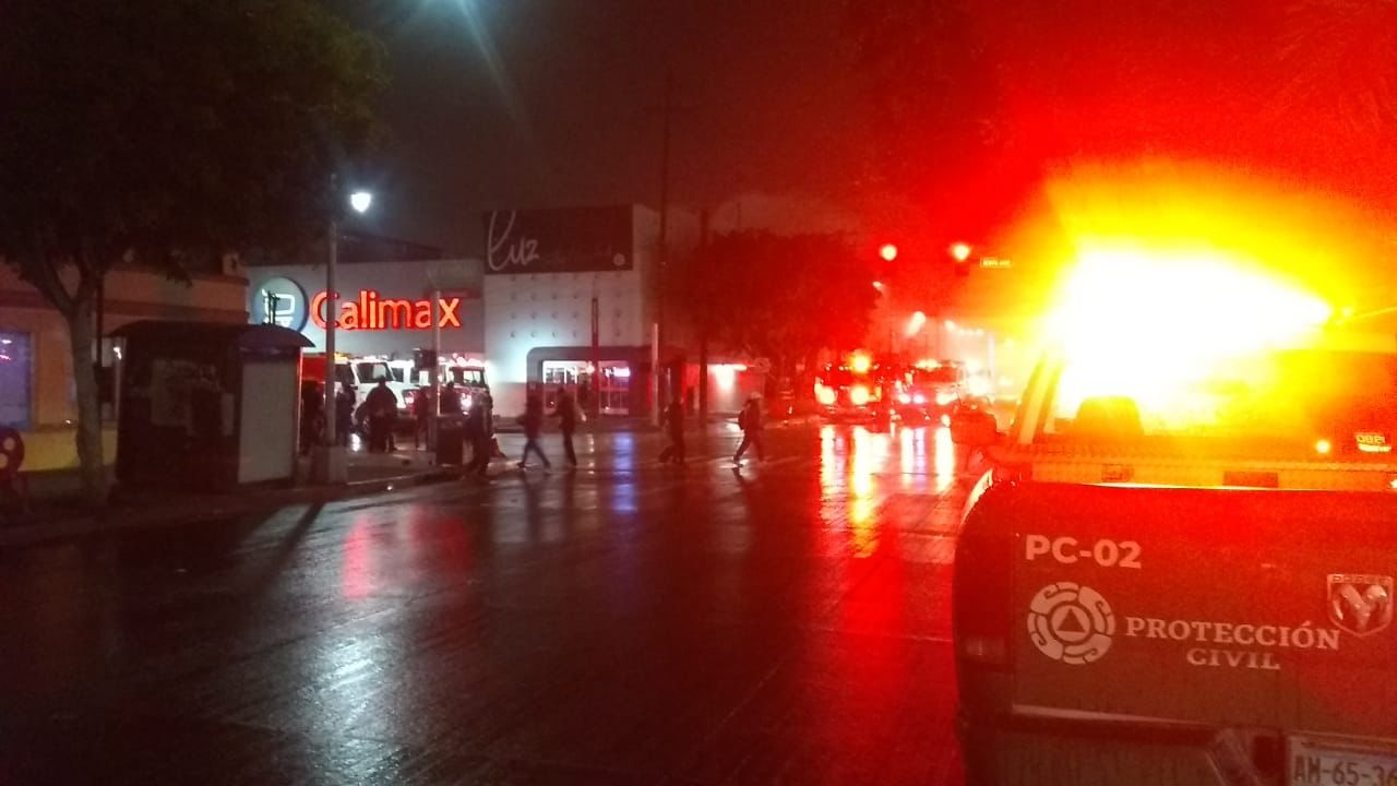 SE INCENDIA TECHO DE SUPERMERCADO; EVACúAN A MáS DE UNA DECENA SE INCENDIA TECHO DE SUPERMERCADO; EVACúAN A MáS DE UNA DECENA