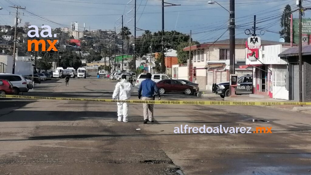 TIRAN CUERPO DE UNA MUJER ENVUELTO EN UNA COBIJA