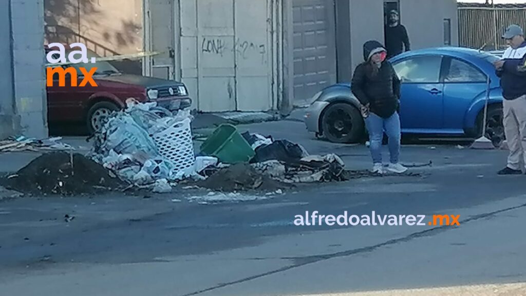 TIRAN CUERPO DE UNA MUJER ENVUELTO EN UNA COBIJA