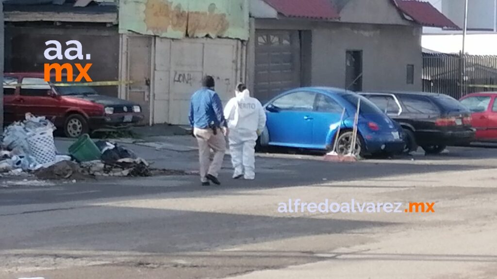 TIRAN CUERPO DE UNA MUJER ENVUELTO EN UNA COBIJA