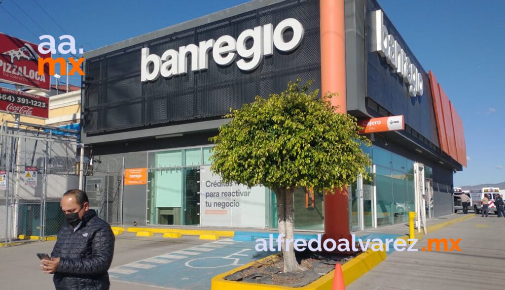 BALEAN A MUJER EN ASALTO AL SALIR DE BANCO