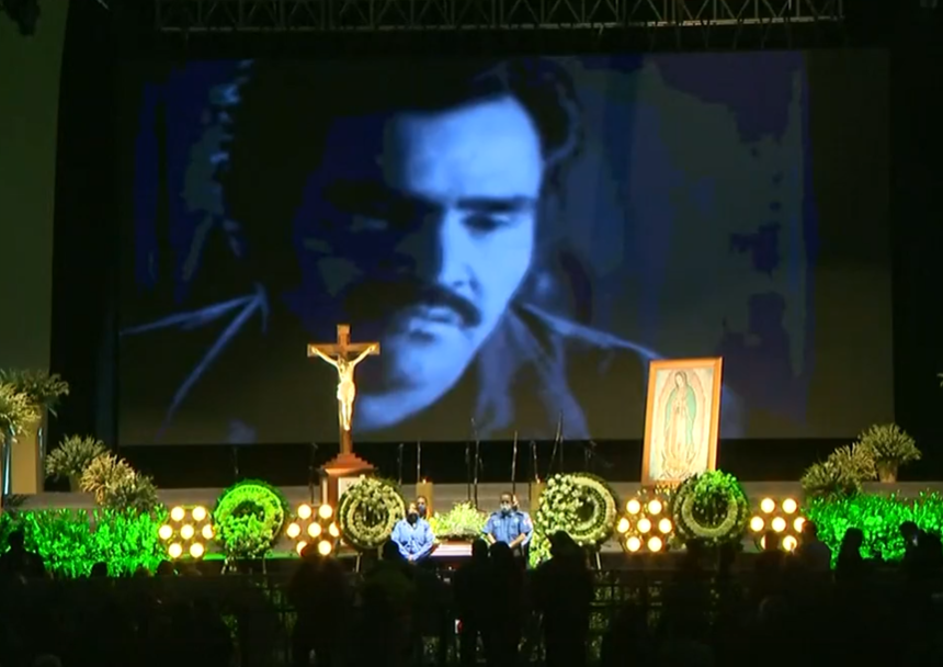 VIDEO: DESPIDEN A VICENTE FERNáNDEZ CON BALAZOS