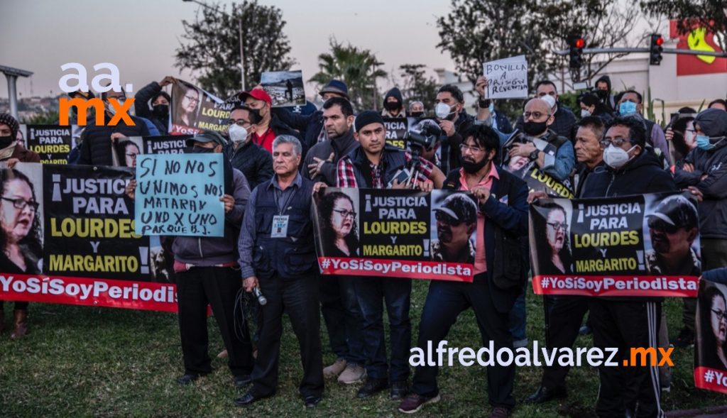 PERIODISTAS Y SOCIEDAD CIVIL SE MANIFESTAN EN FGR POR ASESINATO DE COLEGAS
